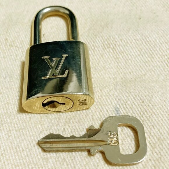 AUTHENTICITY GUARANTEED LOUIS VUITTON LV 10 SET PADLOCK KEY - Picture 4 of 4